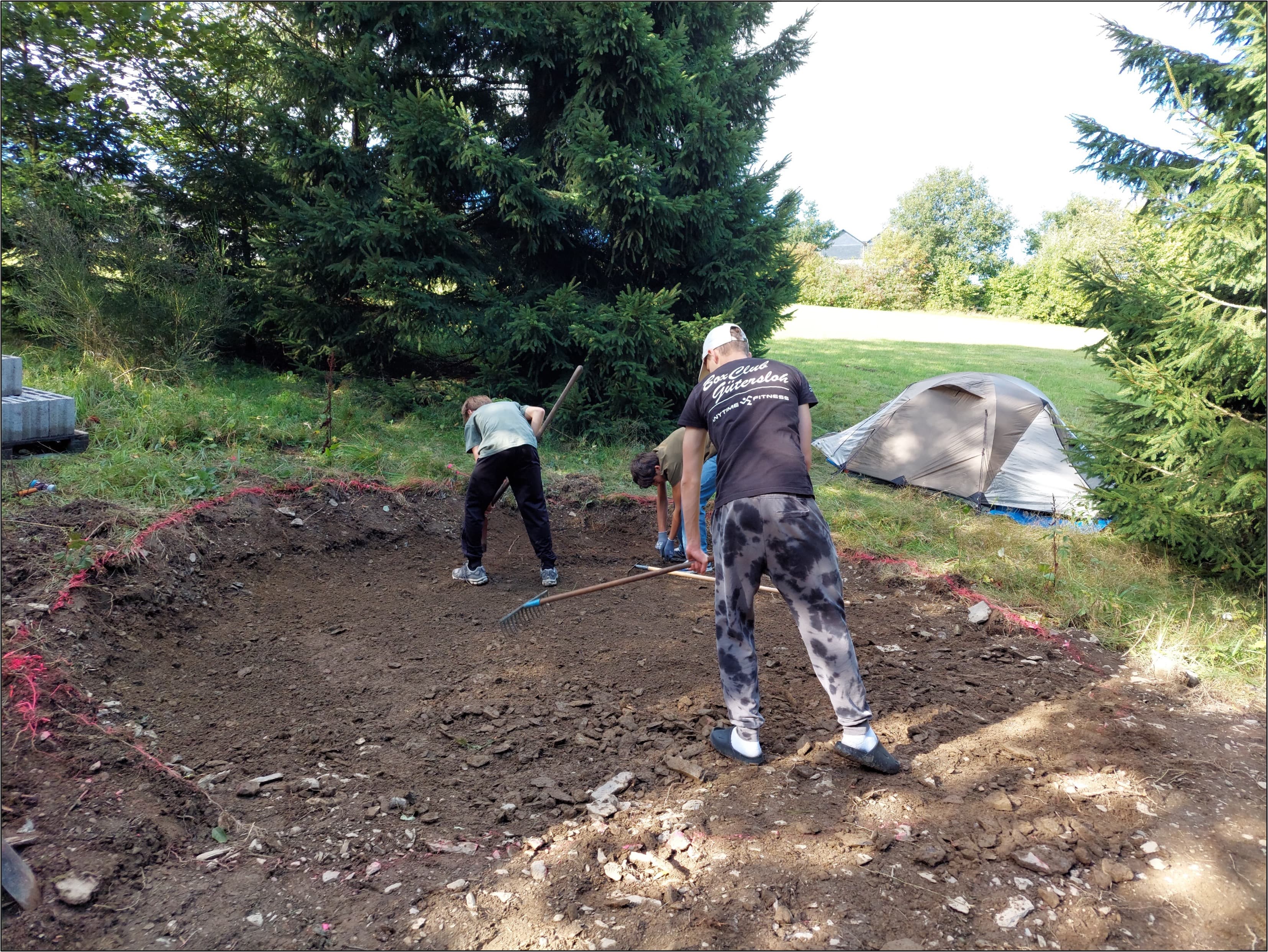 Feuerstelle vor der Wiesenhütte — Bauphase 1
