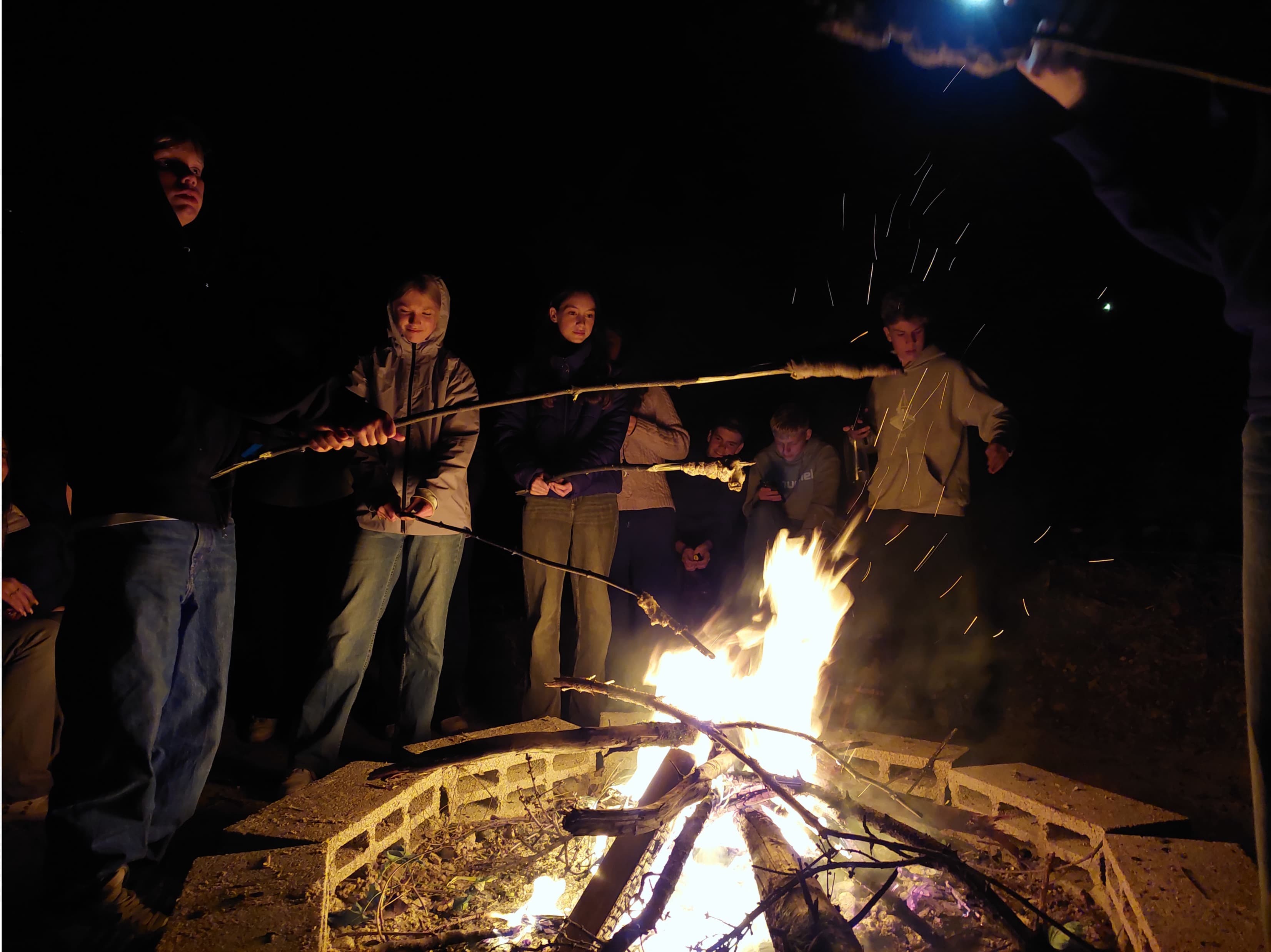 Feuerstelle vor der Wiesenhütte — Bauphase 8
