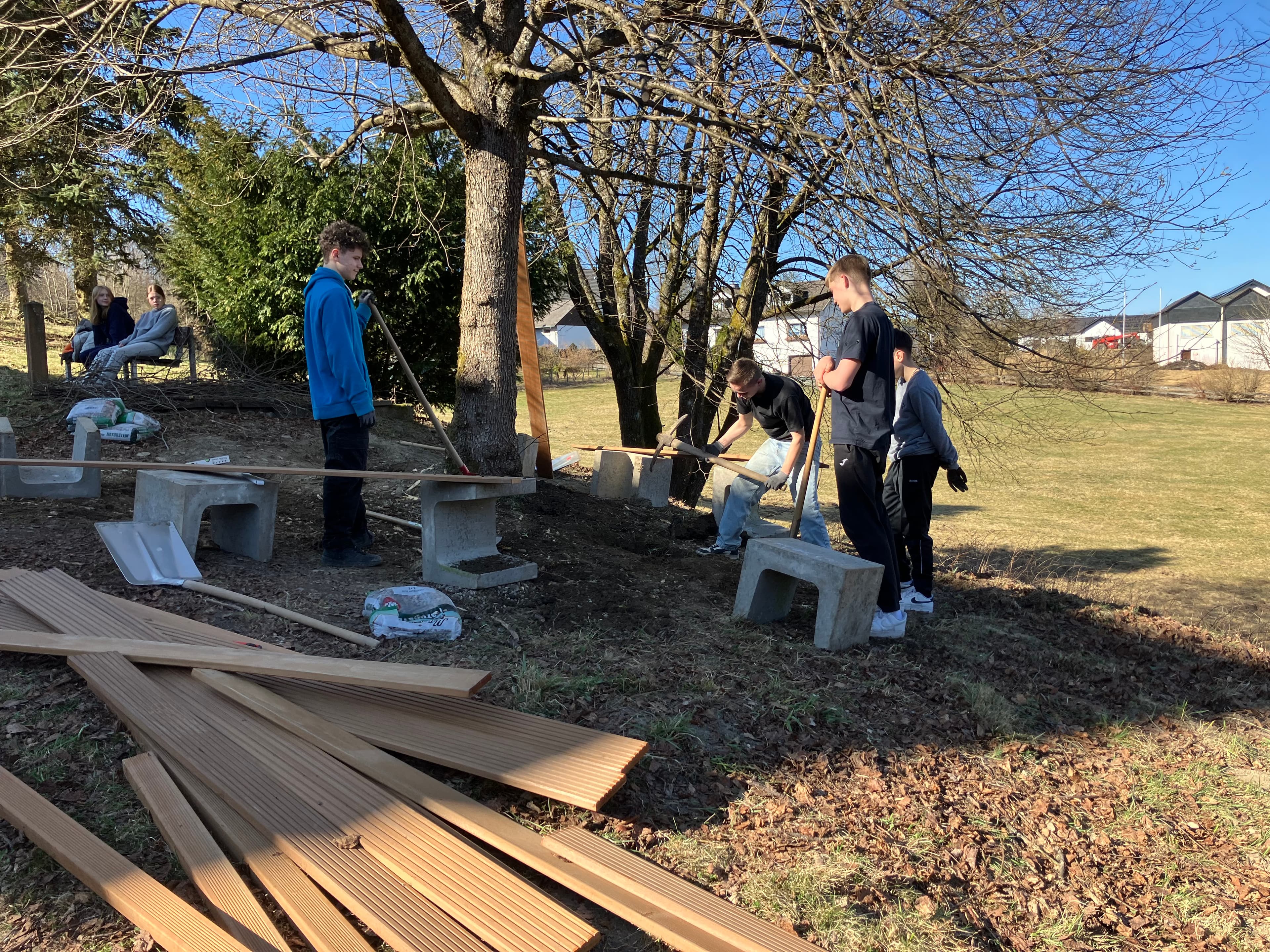 Eine Holzbank wird gebaut