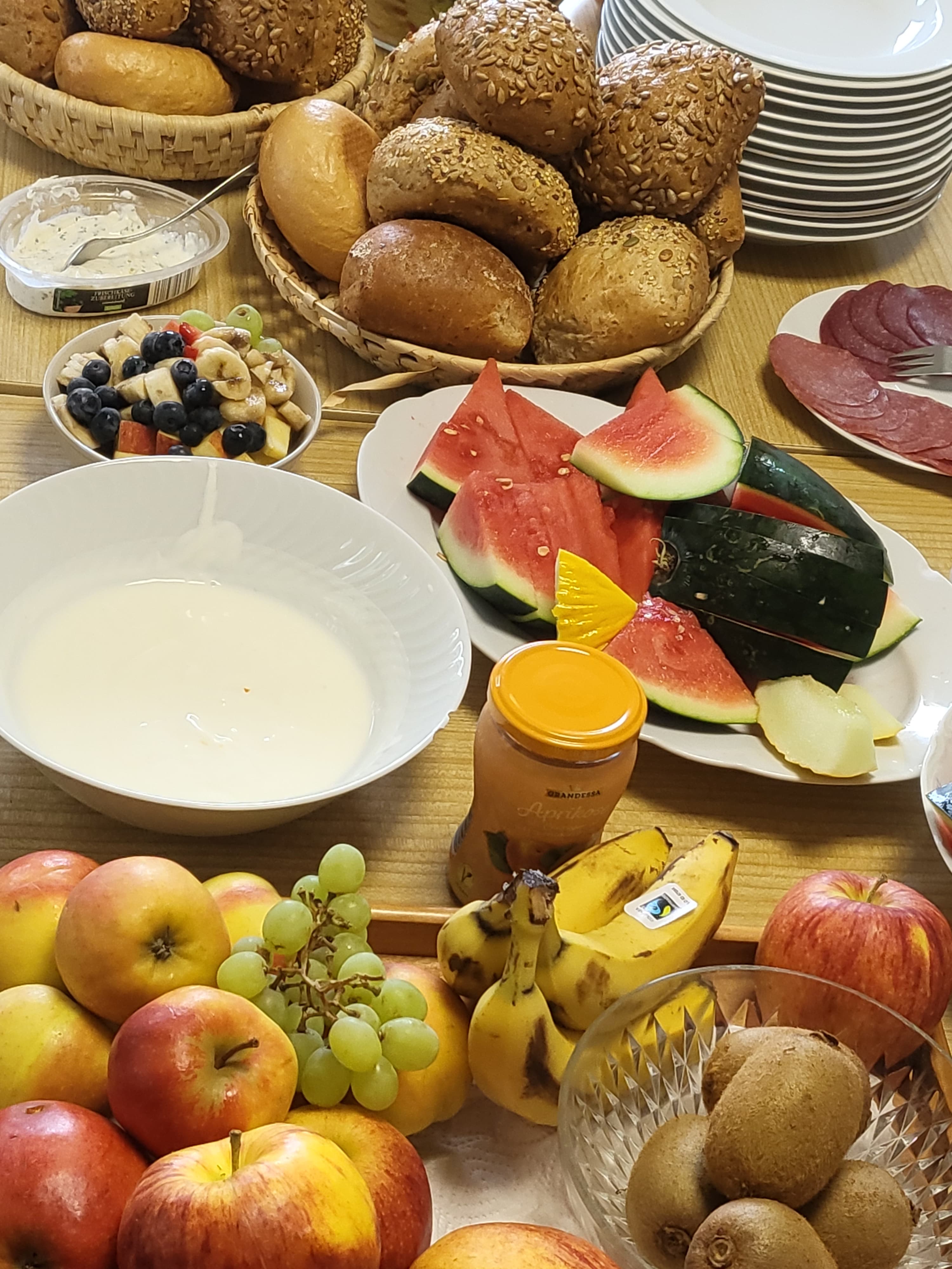 Gemeinsames Frühstück am großen Tisch