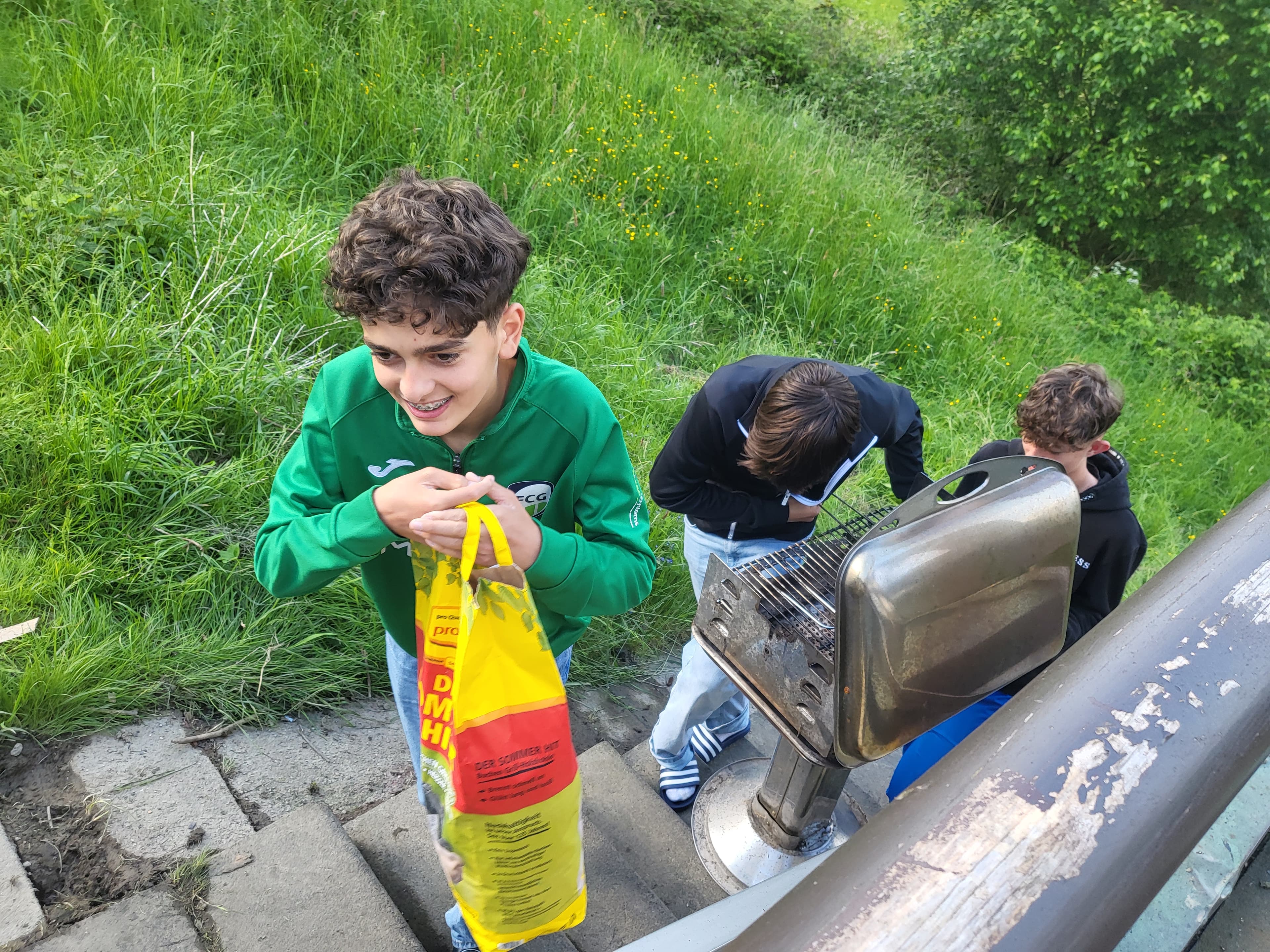 Gemeinschaftliches Grillen vor der Hütte