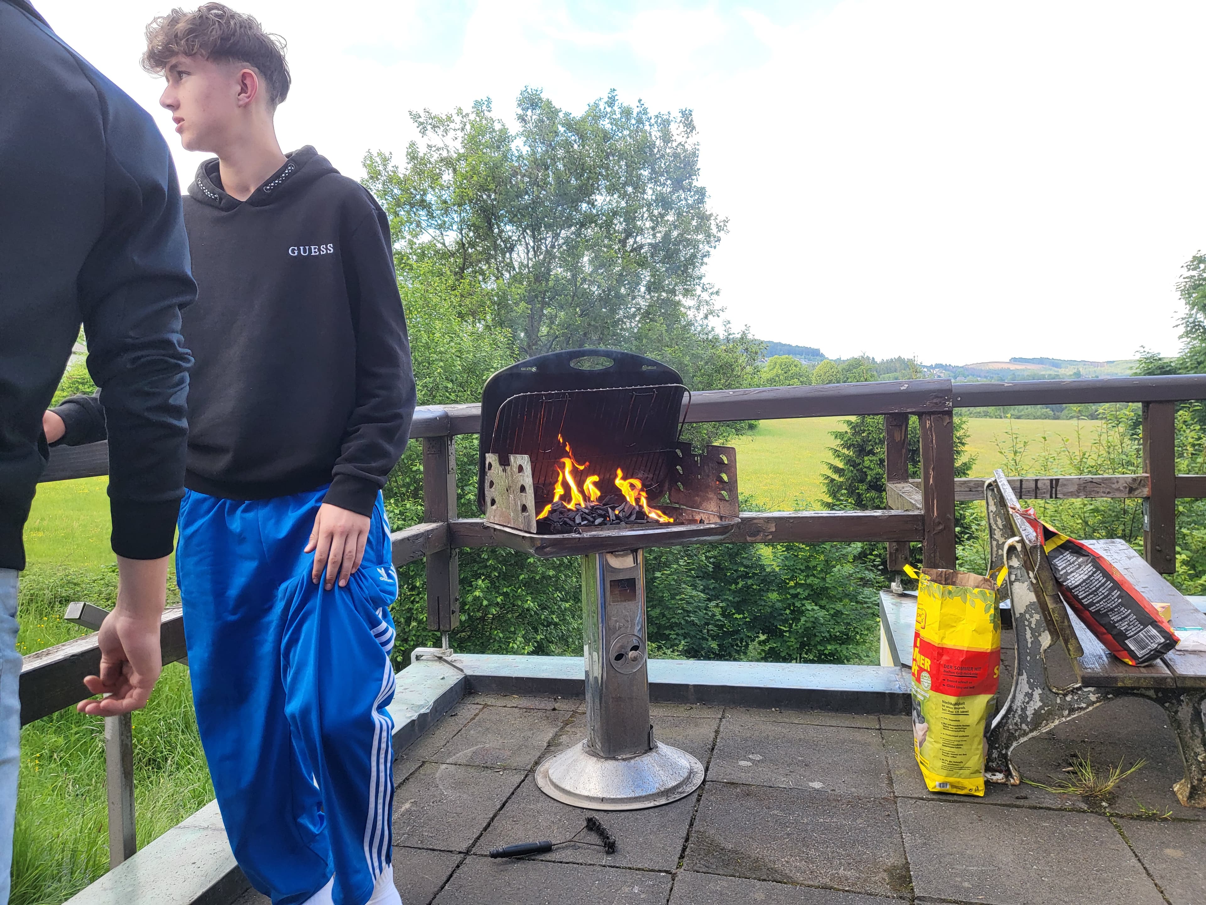 Lagerfeuer und Grillen am Abend