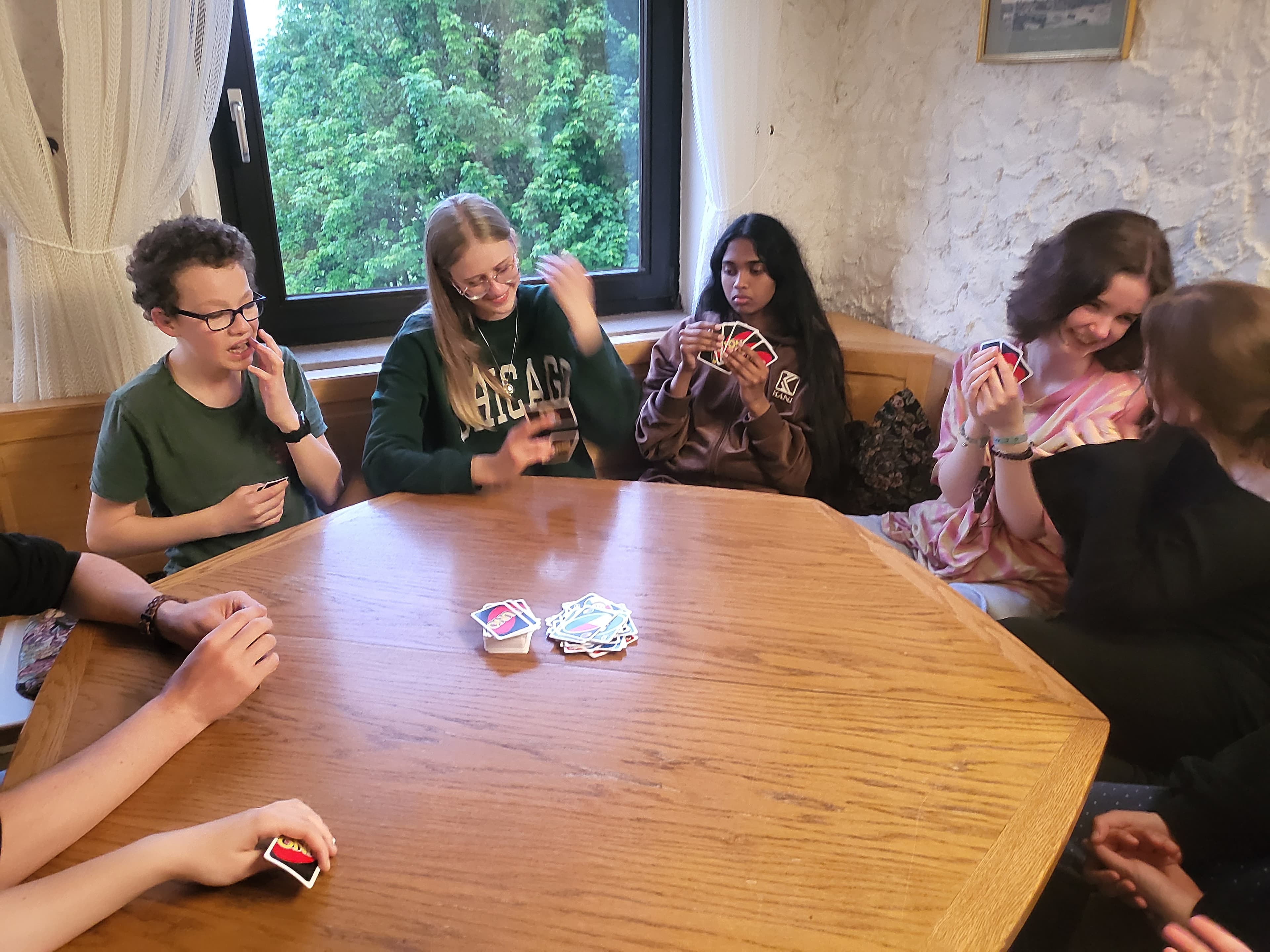 Karten spielen am Hütten-Tisch