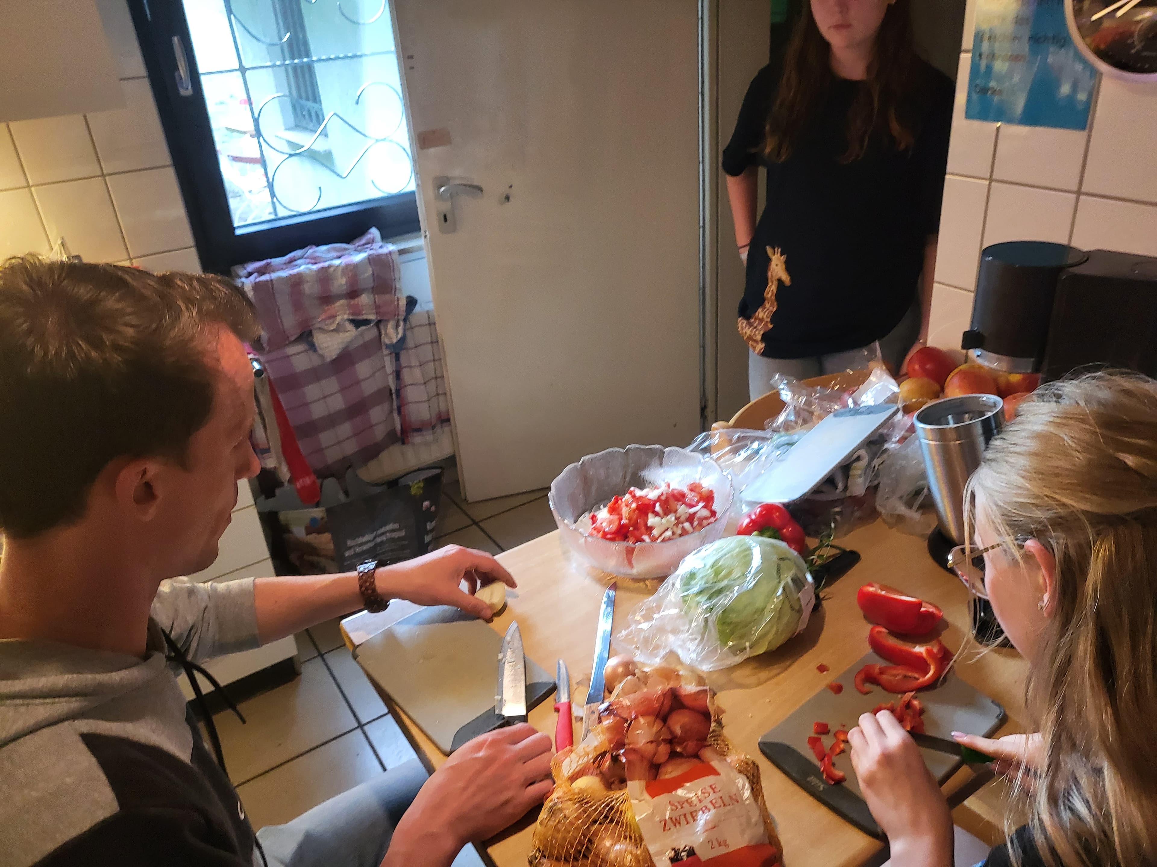 Schüler:innen kochen zusammen in der Hütten-Küche